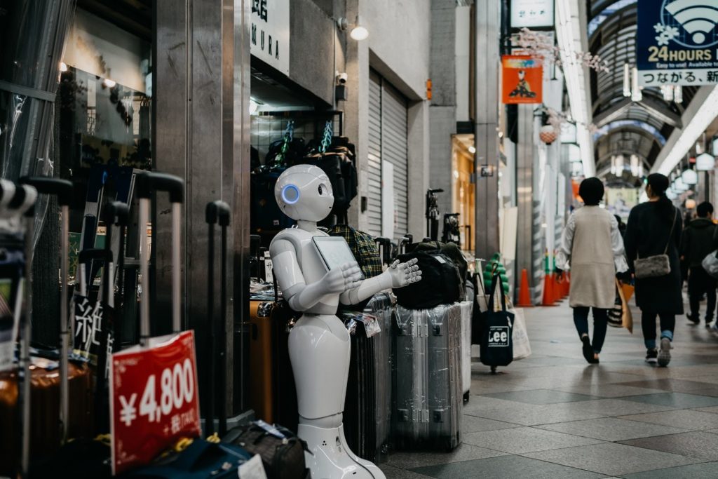 robot amigable en la calle 