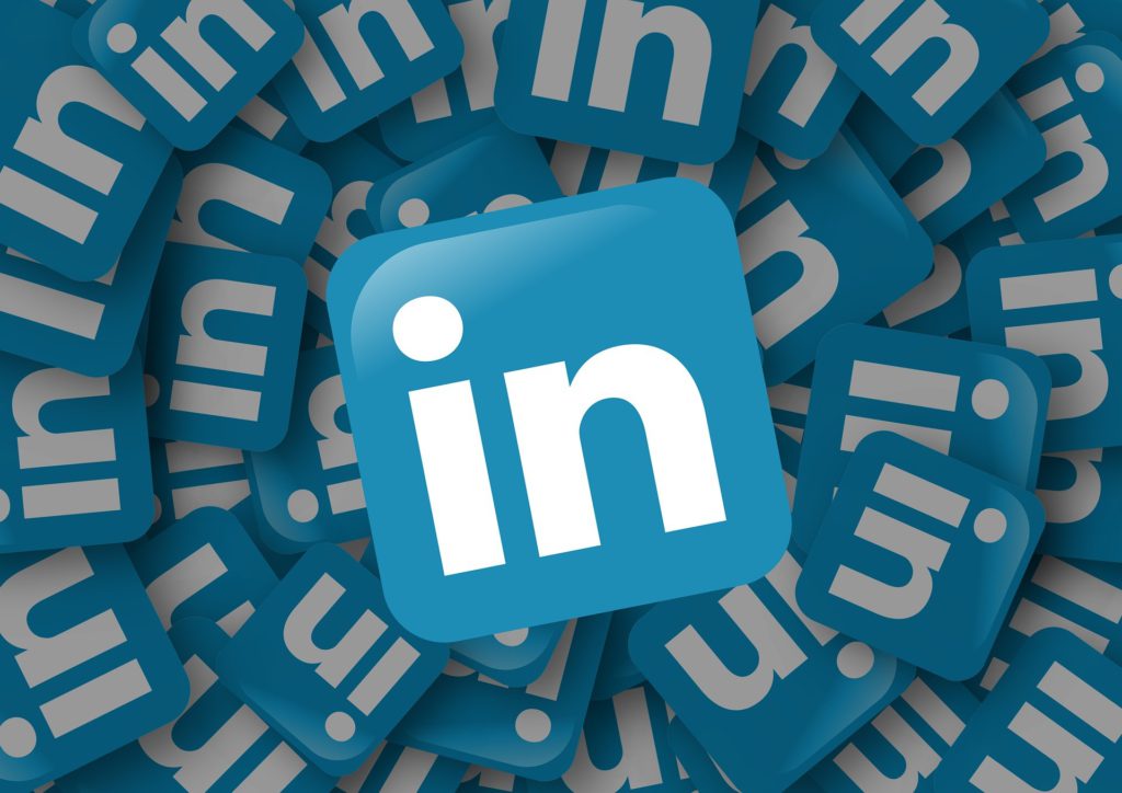 many linkedin logo's in a circle